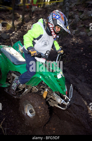 Yong girl in complète de protection des tours d'usure d'un véhicule tout-terrain de descente Banque D'Images