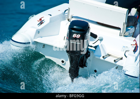 2009 Nouveau modèle de moteur hors bord Suzuki DF 60 sur tableau arrière de bateau Banque D'Images