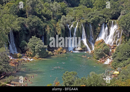 La Bosnie-et-Herzégovine, Bosnie-Herzégovine Ljubuski district. Cascades Kravica sur la rivière Trebizat River avec les touristes. Banque D'Images