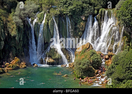 La Bosnie-et-Herzégovine, Bosnie-Herzégovine Ljubuski district. Cascades Kravica sur la rivière Trebizat River avec les touristes. Banque D'Images