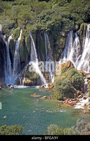 La Bosnie-et-Herzégovine, Bosnie-Herzégovine Ljubuski district. Cascades Kravica sur la rivière Trebizat River avec les touristes. Banque D'Images