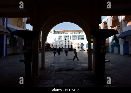 Un balades familiales dans la Médina d'Essaouira, une ville du 7ème siècle sur la côte atlantique du Maroc Banque D'Images