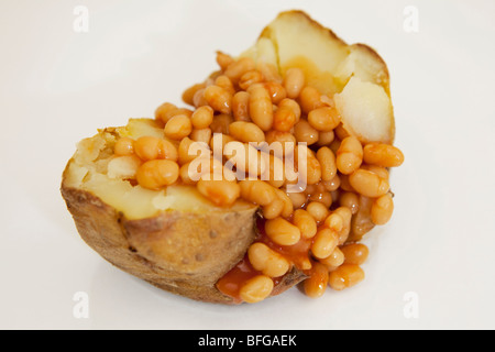 La pomme de terre avec des haricots à la veste Banque D'Images