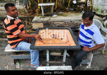 Jeu de Carrom, le Sri Lanka, les hommes jouent à l'extérieur de carrom Banque D'Images