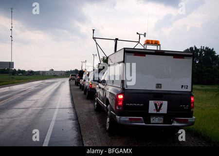 Les véhicules de recherche participant au projet Vortex 2 sont stationnés le long de la route dans le nord-ouest du Missouri, le 7 juin 2009. Banque D'Images