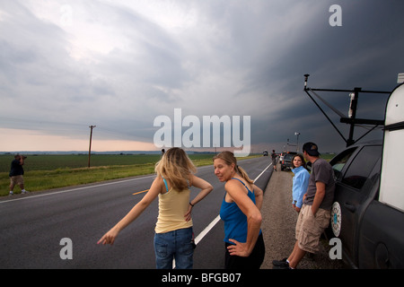 Storm Chasers participant au projet Vortex 2 attendre le long de la route dans le nord-ouest du Missouri, le 7 juin 2009. Banque D'Images