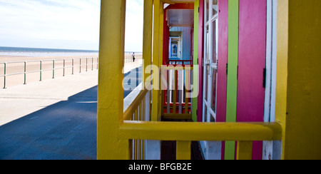 Colorés colorés, des huttes en bord de mer, à Sutton sur Lincolnshire, Banque D'Images