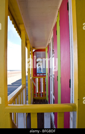 Colorés colorés, des huttes en bord de mer, à Sutton sur Lincolnshire, Banque D'Images