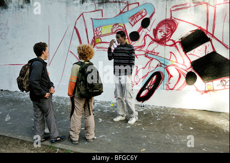 Paris, France, scène de rue, jeune homme Français Teen Street Art Graffer, mur de peinture, parler peinture aux jeunes adolescents, Graffiti, groupe adolescents Banque D'Images