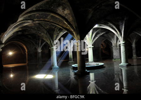 Un éclat de lumière pénètre dans la Citerne Portugaise, situé dans la forteresse région d'El Jadida, Maroc. Banque D'Images