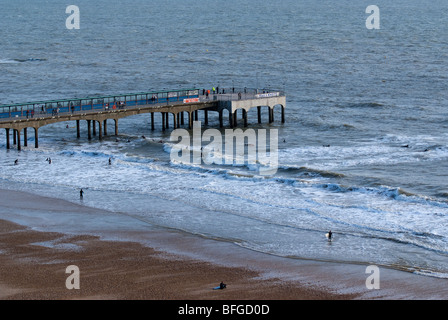 Surfeurs de Boscombe Pier, Bournemouth, Dorset. Boscombe abrite le premier surf artificiel reef. Banque D'Images