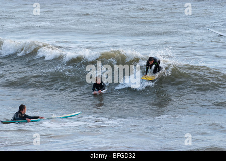 Surfeurs de Boscombe, Bournemouth, Dorset. Boscombe abrite le premier surf artificiel reef. Banque D'Images