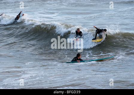 Surfeurs de Boscombe, home to Europe's premier surf reef. Banque D'Images