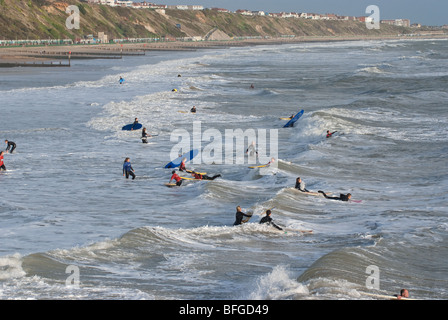 Surfeurs de Boscombe, Bournemouth, Dorset. Boscombe abrite le premier surf artificiel reef. Banque D'Images