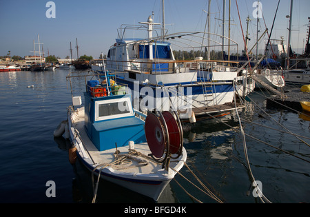 Les petits bateaux de pêche chypriote grec à Kato Paphos harbour république de Chypre Europe Banque D'Images