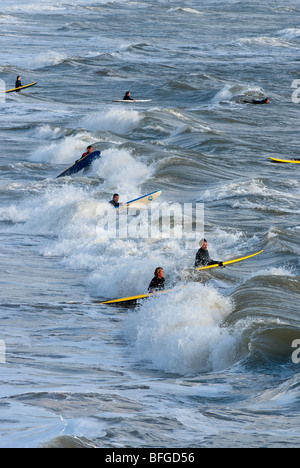 Surfeurs de Boscombe, Bournemouth, Dorset. Boscombe abrite le premier surf artificiel reef. Banque D'Images