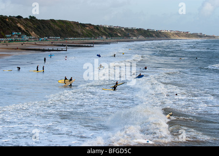 Surfeurs de Boscombe, Bournemouth, Dorset. Boscombe abrite le premier surf artificiel reef. Banque D'Images