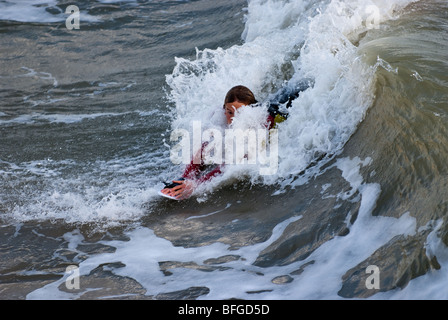 Surfeurs de Boscombe, Bournemouth, Dorset. Boscombe abrite le premier surf artificiel reef. Banque D'Images