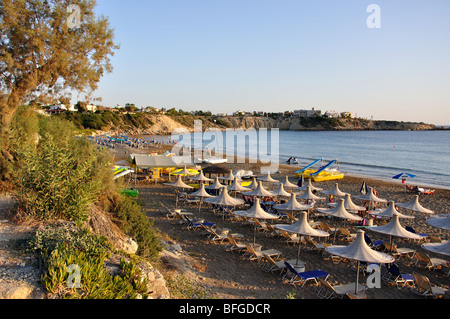 Vue sur la plage, Coral Bay, Paphos, Paphos, Chypre de District Banque D'Images