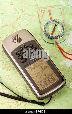 Un GPS, boussole et carte Topo close-up Banque D'Images