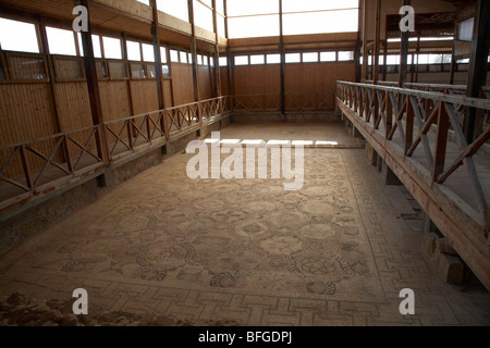 Toit de protection et des allées autour de la mosaïque sur le plancher de la maison de Dionysos Banque D'Images