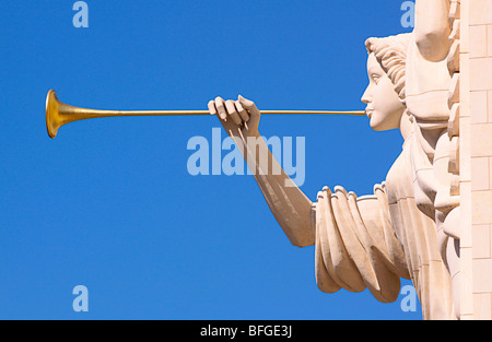 Des anges avec des trompettes d'or. Banque D'Images