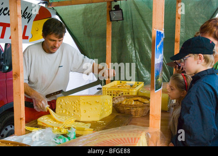 Le fromage suisse le vendeur à Wine Festival à namesti Jiriho z Podebrad square dans le quartier de Vinohrady de Prague République Tchèque Europe Banque D'Images