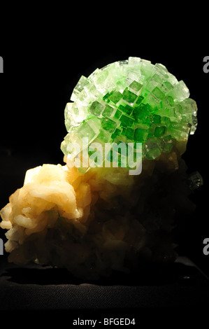 Fluorapophyllite, ou d'apophyllite, un minéral phyllosilicate. Banque D'Images