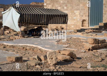 Les fouilles en cours à l'extérieur de l'édifice de protection couvrant la la maison de Thésée villa romaine Banque D'Images