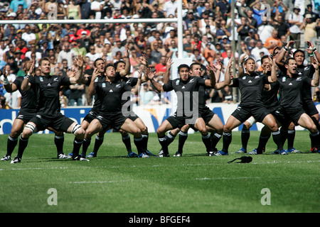 Tous les noirs de l'équipe de rugby à XV néo-zélandais d'effectuer le Haka contre l'Italie à la Coupe du Monde 2007 à Marseille, France Banque D'Images