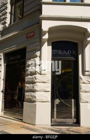 Boutique Prada a été ouverte le long de la rue Parizska dans 2009 à Prague République Tchèque Europe Banque D'Images