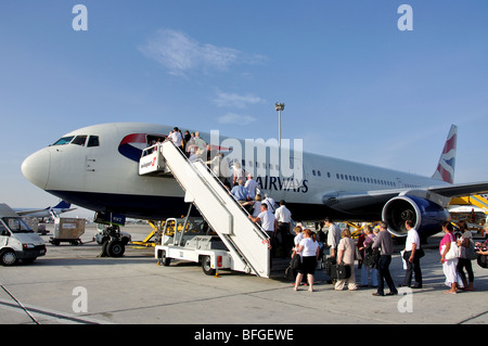 British Airways Boeing 767 de l'embarquement, l'aéroport international de Larnaca, Larnaca, district de Larnaca, Chypre Banque D'Images