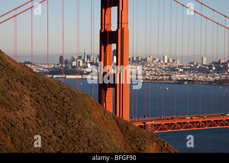 Vue sur San Francisco depuis le Marin Headlands grâce à la suspension de câbles le Golden Gate Bridge Banque D'Images