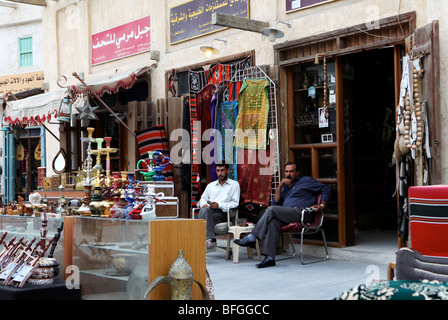 Attendre que les commerçants en affaires Souq Waqif, le Qatar, l'Arabie. Banque D'Images