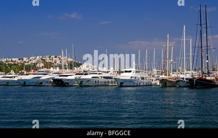 Vue sur le port, à Bodrum, dans l'ouest de la Turquie avec des yachts et voiliers amarrés dans le port Banque D'Images