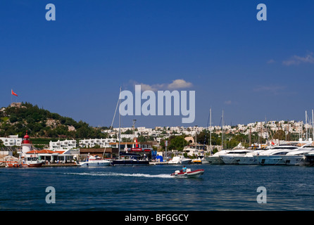 Vue sur le port, à Bodrum, dans l'ouest de la Turquie avec des yachts et voiliers amarrés dans le port Banque D'Images