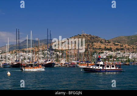 Vue sur le port, à Bodrum, dans l'ouest de la Turquie avec des yachts et voiliers amarrés dans le port Banque D'Images