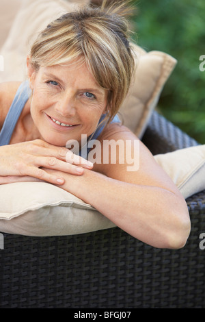 Senior Woman Relaxing in Garden Banque D'Images