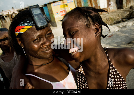 Les femmes vivant dans un bidonville à proximité du marché de la saline, Port-au-Prince, Haïti. Banque D'Images