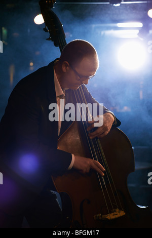 Le contrebassiste de jazz club Banque D'Images