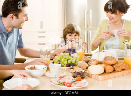 Family eating breakfast Banque D'Images