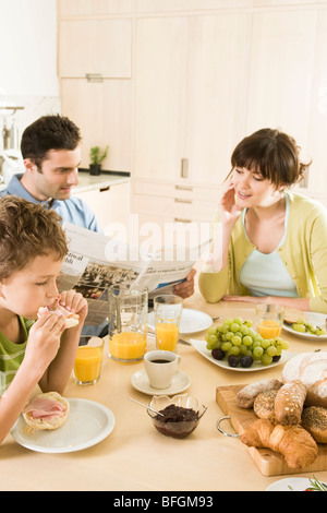Family eating breakfast Banque D'Images
