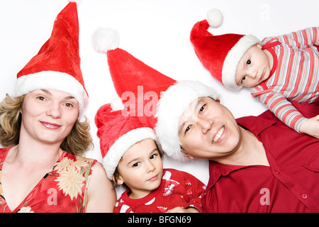 Portrait of family wearing santa hats Banque D'Images