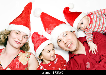 Portrait of family wearing santa hats Banque D'Images