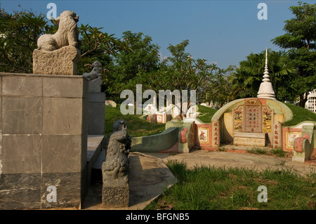 Le cimetière chinois de tombes à Kanchanaburi, Thaïlande. Banque D'Images