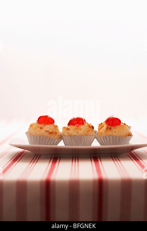 Les macarons sur la plaque Banque D'Images