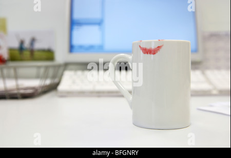 Rouge à lèvres Publié le tasse à café par ordinateur sur 24, Close up Banque D'Images