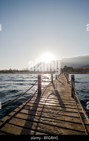 Coucher de soleil sur Taba Heights, Taba, Rea sea, Egypt, Africa, avec personne qui marche le long de la jetée. Banque D'Images