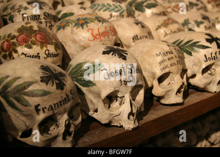 L'Autriche, Haute Autriche, Salzkammergut, Hallstatt. Les crânes peints dans l'ossuaire au Charnier Banque D'Images