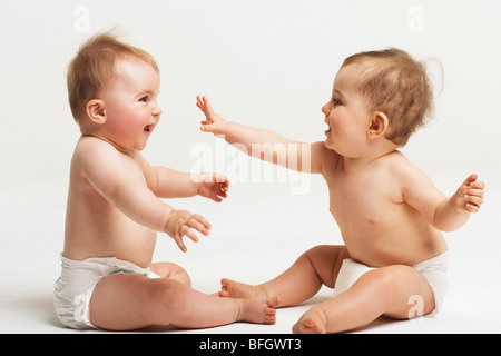 Deux bébés jouant Banque D'Images